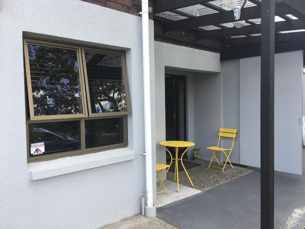 Suburban Studio Hamilton Exterior photo
